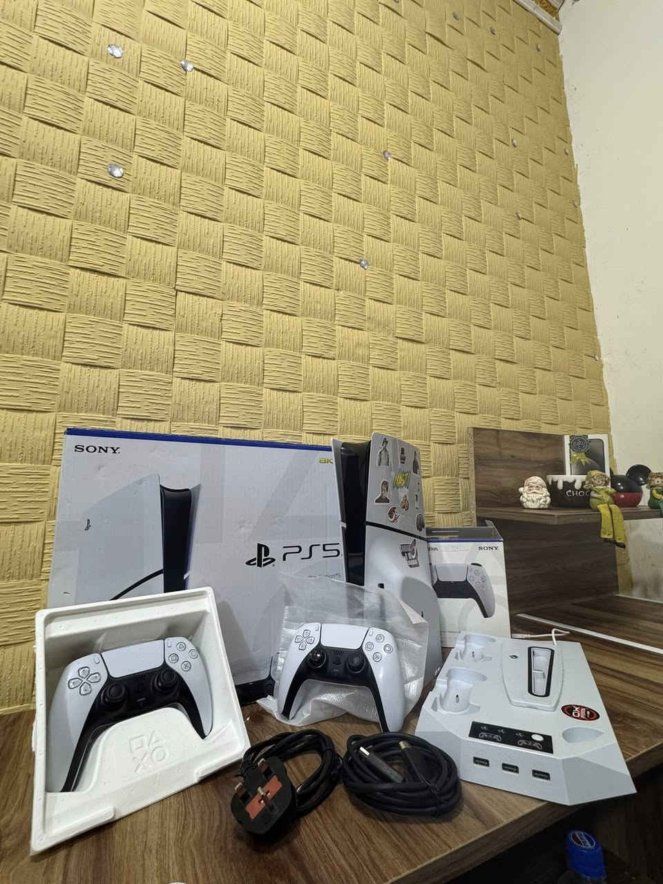 بلي 5مستخدم جهاز كلش لا مفتوح لا داخل صيانه نضيف ملحقاته لصليه موجوده ويا 2جوستك أصليات ما مفتوحات ويا حساب فيفا (26) ويا حساب EA بس شترك بلاس ولعب ويا قاعدت تبريد وشحن جوستك جهاز كلش نضيف هواي مصروف علي مكاني كربلاء وعندي توصيل سعره (700) واتساب ***********
