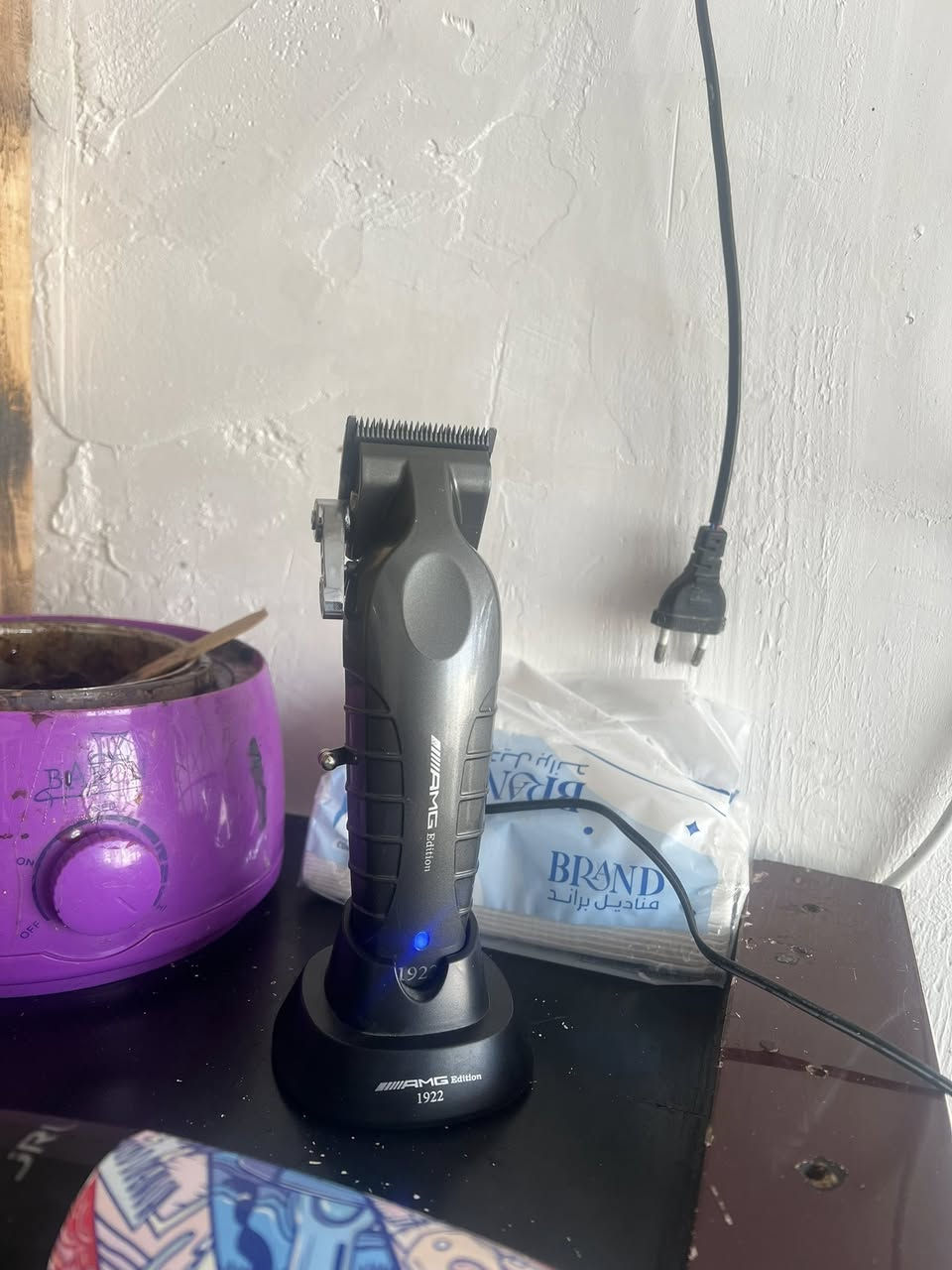 مكينه AMG استخدمته بس شهر جديده بعده السبب شتريت مكينه ثانيه وبقت هاي ملحقات كامله ماناقصه شي جديده سعر ٣٥ بيه مجال قليل كلش للعلم ماخذه ٤٥ رقمي *********** مكاني بصره
