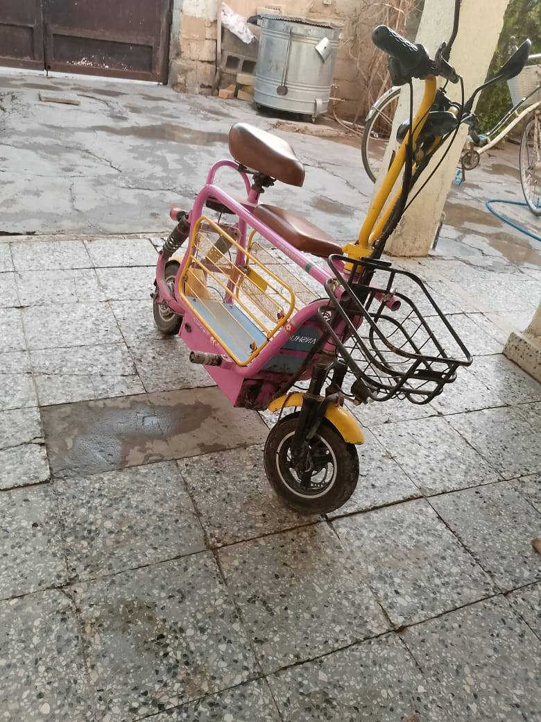 السلام عليكم دراجه شحن للبيع دراجه نضيفه بطاريه ليثيوم نضيفه وياها بصمتين وسويجين و مفتاحين سرعه موضحة بل صوره السعر 150وبيها مجال قليل مكان ابو غريب الحصوه قرب مدرسه الحجر الاسود لاستفسار *********** وبيه واتساب
