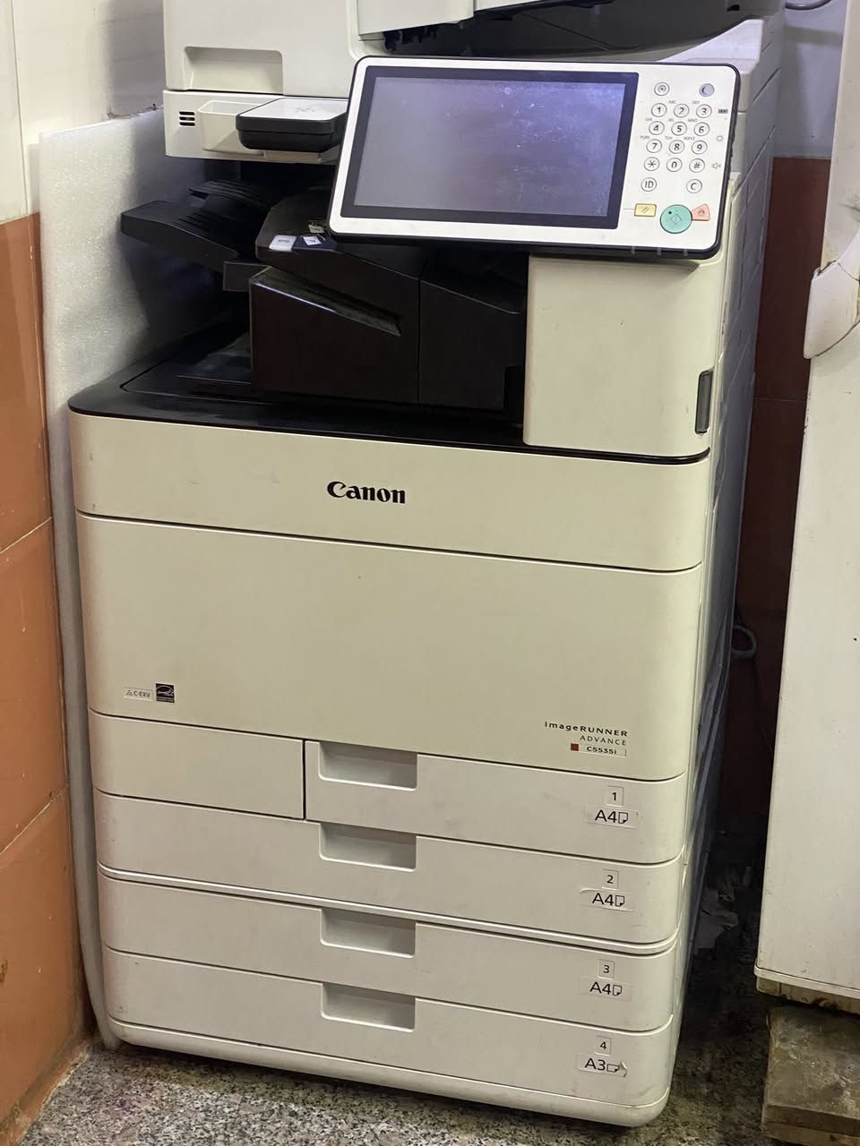 طابعه كانون الاصليه مابيها اي خلل
 اريد ابيعها ب700 الف✨
قفل لان مضطره على بيعتها عدنه عمليه 
تطبع &ملون واسود وابيض
وتطبع
للتواصل *********** 
❤️‍🔥A3 و a4

• الوظائف: طباعة، تصوير (Copy)، مسح ضوئي (Scan)، وإرسال فاكس (اختياري).
• السرعة: تصل إلى 35 صفحة في الدقيقة (للطباعة الملونة والأبيض والأسود).
• شاشة التحكم: مزودة بشاشة لمس ملونة كبيرة بحجم 10.1 بوصة قابلة للإمالة، تشبه واجهة الهواتف الذكية لسهولة الاستخدام.
• الأدراج: كما يظهر في الصورة، تحتوي على 4 أدراج للورق:
• الأدراج 1 و 2 و 3 مخصصة لمقاس A4.
• الدرج 4 مخصص لمقاس A3.

دقة الطباعة: تصل إلى 1200 \times 1200 نقطة في البوصة (dpi)، مما يعطي جودة ممتازة للصور والنصوص.
• الذاكرة (RAM): عادة ما تأتي بذاكرة 4 جيجابايت.
• التخزين: تحتوي على قرص صلب (HDD) بسعة 250 جيجابايت أو أكثر لتخزين وحفظ الملفات.
• الاتصال: تدعم الاتصال عبر الشبكة (Ethernet)، الـ Wi-Fi، والطباعة من الجوال (Apple AirPrint & Mopria).

للتواصل ***********
