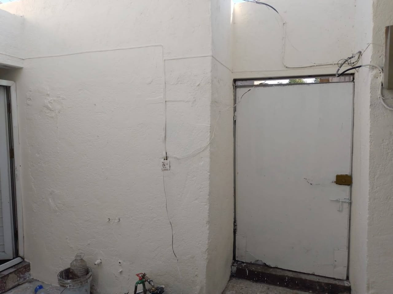 السلام عليكم
بيت 100 متر في قطاع ٨٠ مقابل قطاع ٧٥ 
اول فرع بعد ملعب الترابي 
استقبال وغرفه نوم وصاله ومطبخ وترك وصحيات خارجيه
الفرع مبلط ونضيف. 

للاستفسار الاتصال ***********  يوجد وات ساب
