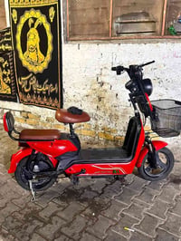 دراجه شحن ٤ بطاريات حجم١٤ لو احمر دراجة نضيفة استخدام منزلي سعرها ٢٠٠ا...