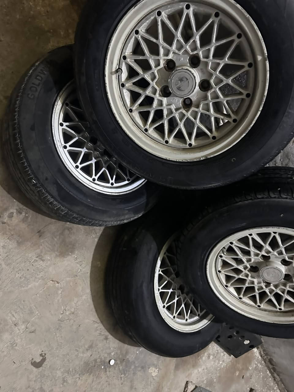 السلام عليكم ويل ابوبل للبيع بيهن زوج تايرات جديد وزوج جوه النص عمر مكان صلاح الدين العلم ‭0773 535 2318‬
