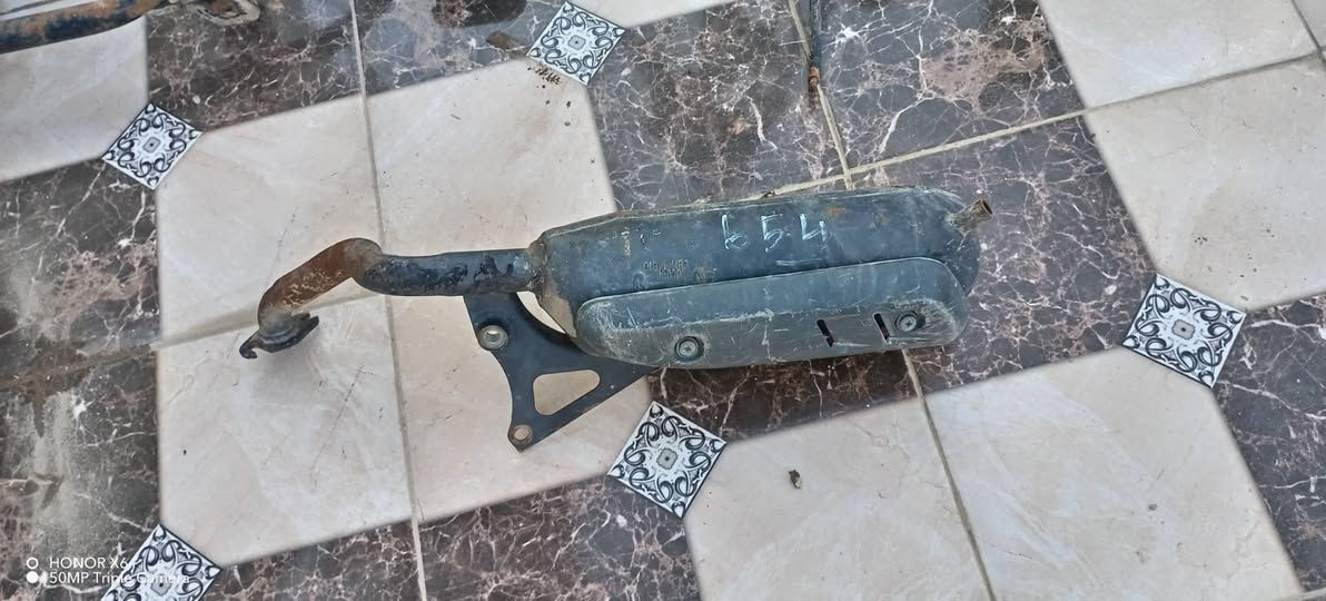 شاصي عبد الحليم كامل تانكي بانزين ودبه مال دهن وجنطه ب 25
صالنصه تفصيخ مال حاويه جديده مال يوماهه ام ٩ زروف ب 20
ويل خلفي وتاير ب 5
***********
