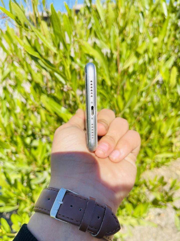 السلام عليكم 
جهاز آيفون 11 عادي ذاكره 128G بطاريه 91 مامفتوح ابد شرط  الفحص فيس إيدي شغال كاميرا شغاله كلشي شغال مابي بس كسر بالضهر مثل ما موضح بالصوره الجهاز شريحه وحده السعر 240 وبي مجال للستفسار ***********
