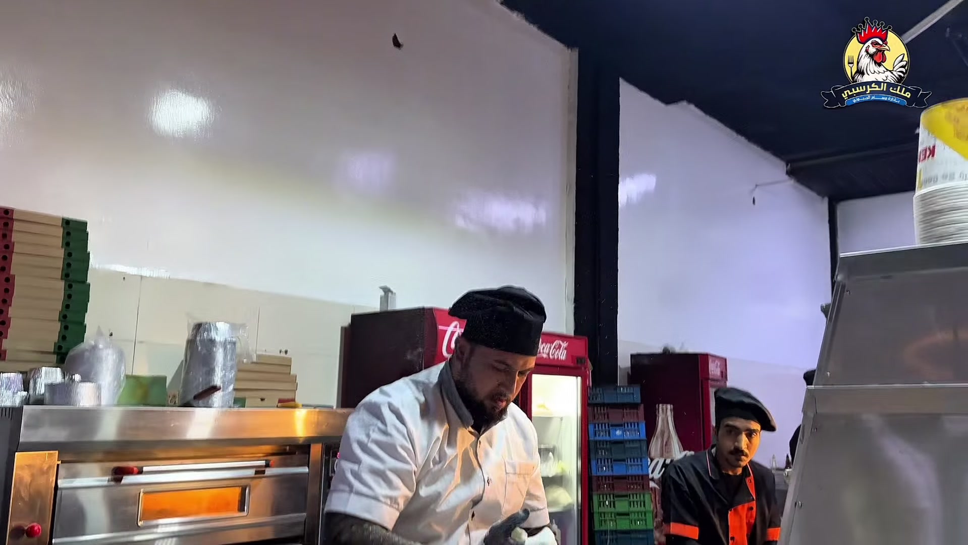 🍕 نصنع البيتزا بكل حب
وبأيادي رهيبة تعرف شلون تسوي الطعم الصح 👌
من أول قضمة تحس بالفرق…
عجينة طريّة، صوص خاص، وجبن يذوب ويغريك تعيدها مرة ومرتين 🤤
في مطعم ملك الكرسبي ما نقدّم أكل وبس
نقدّم طعم يستاهل التجربة 👑🔥

📍 العنوان:
الإسكندرية – طريق بغداد كربلاء (حي الغدير)

📞 للطلب والتوصيل:
***********
***********
