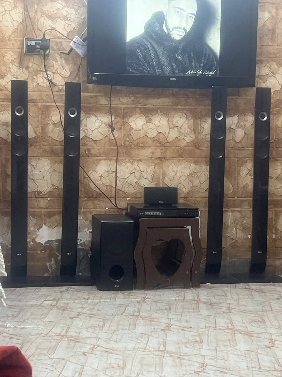 مسرح منزلي LG الصلي الكوري مال باله  صوت رووعه تضخيم فوول تعال وسمع /4سماعات عاموديه /وحده زغيره وصط  ومضخم مثل ماواضح بل صور  للبيع 200الف وبي مجال للشراي  الجهاز ريمونت مابي  وبلوتوث مابي يشتغل على اواكس  الي يريده مكاني البصره شارع الوفود ***********￼
