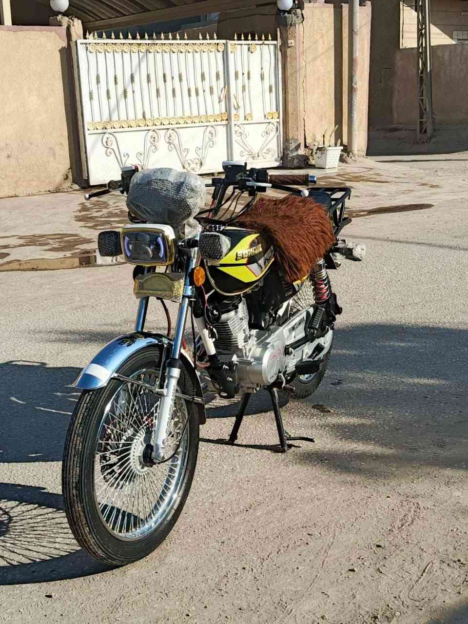 سلام عليكم 
تايكر سولنك للبيع 
TIGER SONLINK  
دراجه موديل 2025 
تايكر سونك الاصلي باب اول ختم ونجوم بعدها على وضع الشركه
صار 6 اسابيع من طالعه من الوكيل 
اوراق كامله 
دراجه كامله مكمله
كهربائيات كلشي شغال 
محرك مكفول ما مفتوح 
دراجه خير من الله شلعه ومعدل ✈️✈️
كلشي ما ناقصه دراجه مال جناي 

مواصفات:
- بصمه وسويج
- بريك امامي دسك عنبار زيتي 
- وكلج عنبار زيتي 
- تشغيل عن بعد
- حساس سرقه
- تشغيل بصمه سويج
- MB3 بلادي
- شاحن YSB خارجي
- دشبول الكتروني 
- دشبول شغال
- كهربائيات شغاله
- لايت عدسه عالي + ناصي + سكن لد 
- بك لايت لد شكل الحديث 
- اشاير أيضاً لد شكل الحديث 
الدراجه كاملة على اخر حبايه 
سعر 725 وبيه مجال 
مكاني بابل محاويل 
رقمي ***********
واي استفسار تفضل اتصل وميكون خاطرك اله طيب 🤝
