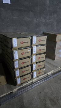 متوفر الان في 🌞 شركة سنلايت للطاقة الشمسية 🌞 بطارية 10KW كرينيد انفيرت...