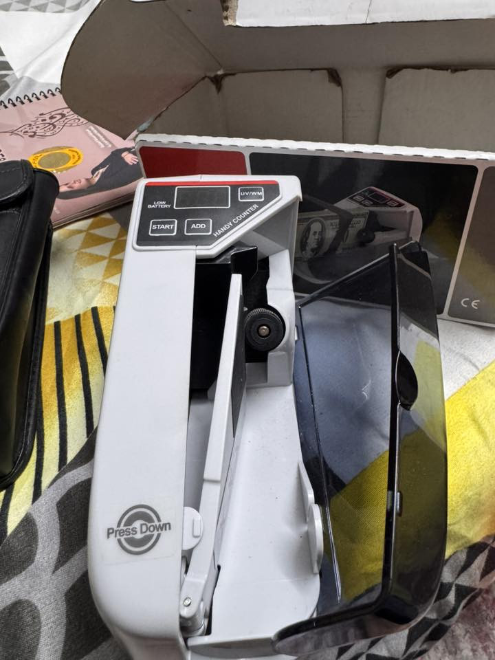 عدادة نقود الكترونية 
بيها اناارة + اشاعة يوفي 
تحسب عدّد الاوراق فقط 
30 الف على اول تم 
توصيل مجانا 
*********** حجز واتساب
