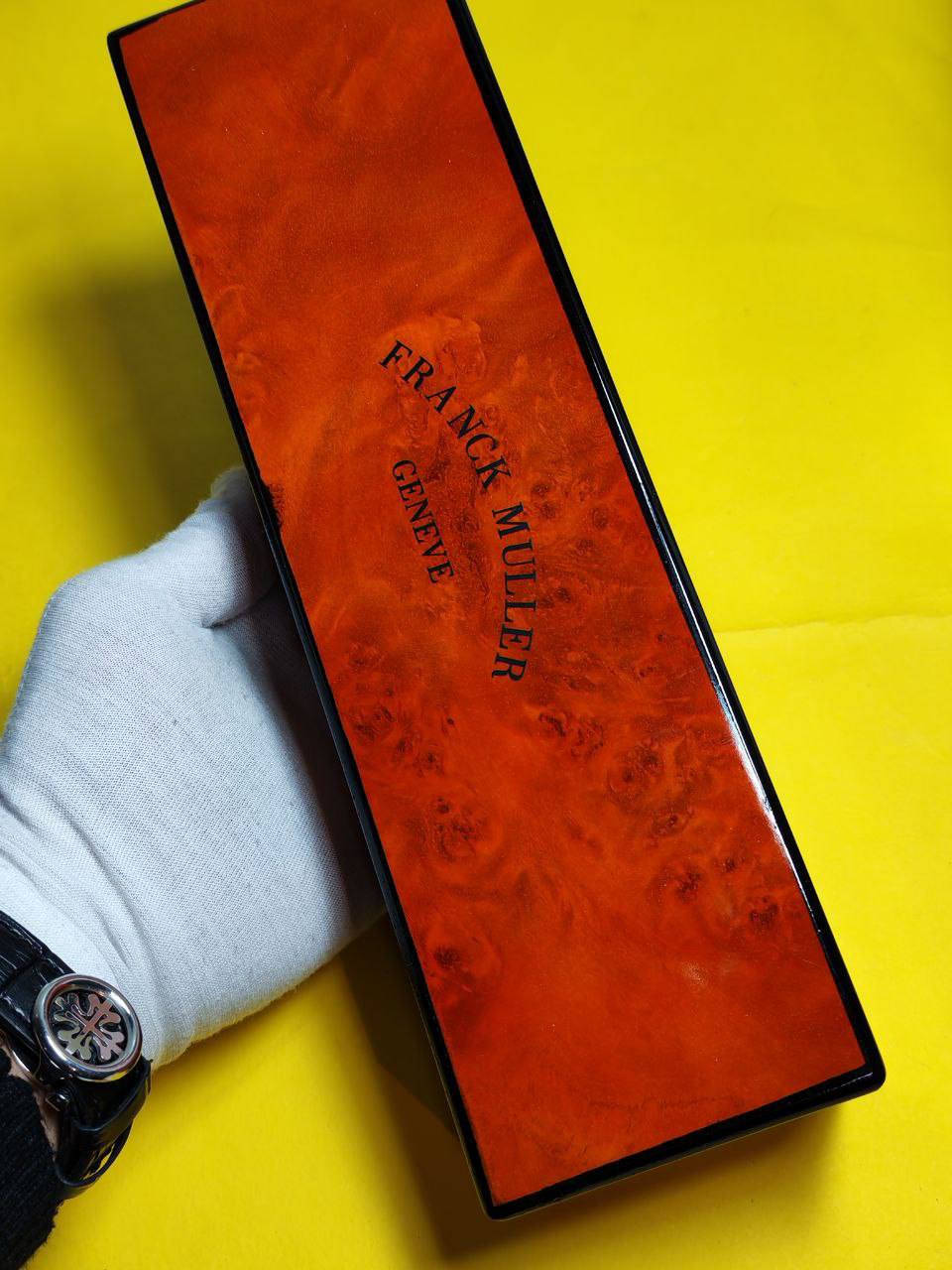 السلام عليكم 
قطعه واحده فقط
فرانك ملر اوتوماتيك وتكويك 
السعر 135 الف مع العلبه الاصليه وشهاده الضمان والتوصيل مجاني 
مختم بالسير وبالظهر وبالقفل  تختيم 
طلاء ثابت 
سناتر شغاله جميعها 
ضمان سنه على المكينه والطلاء 
ظهر براغي مختم 
مينا قلب مفتوح 
للحجز خاص او واتساب ***********
