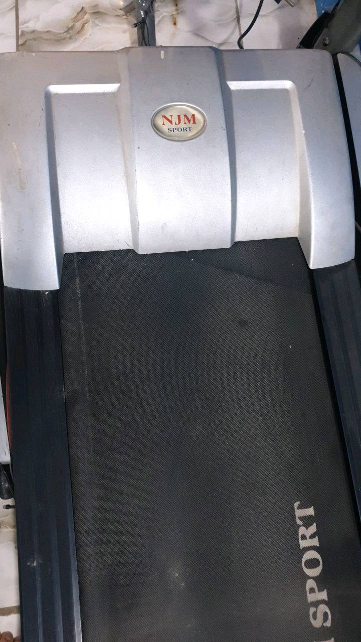جهاز جري نظيف جدا استخدام قليل 
يحمل الى وزن 150 كيلوغرام من شركة نجم وفيه رجاج للتدليك وفيه ماطور الجبلي بفئة وسرعة عالية ..جهاز يصلح للبيت وللقاعات الرياضية .. سعرة 450 الف وبيه مجال قليل
مواصفات الشاشة :
والوقت والموقت
قياس السرعة 
قياس نبضات القلب 
قياس السعرات الحرارية 
قياس المسافة

للإستفسار الاتصال على هذا *********** واتس على نفس الرقم 
عنواني بغداد الحرية
ممكن تذكرلي الموديل الدقيق للجهاز أو أي رقم/اسم موديل مكتوب عليه حتى يكون أوضح للمشتري؟: 
جهاز اصلي من شركة النجم 
الجهاز شغال 100% لو بيه أي عطل أو ملاحظة مثل صوت، اهتزاز، ضعف بالموتور أو الشاشة؟: 
شغال 100%
كم تقريباً مدة استخدامه وعمره، وهل هو مستخدم بالبيت لو بالقاعات؟: 
مستخدم بيت فقط
إذا المشتري يريد يشوفه أو يستلمه، أكدر تحدد المكان بالضبط ببغداد/الحرية وأكو إمكانية توصيل أو نقل؟: 
بغداد الحرية شارع 30