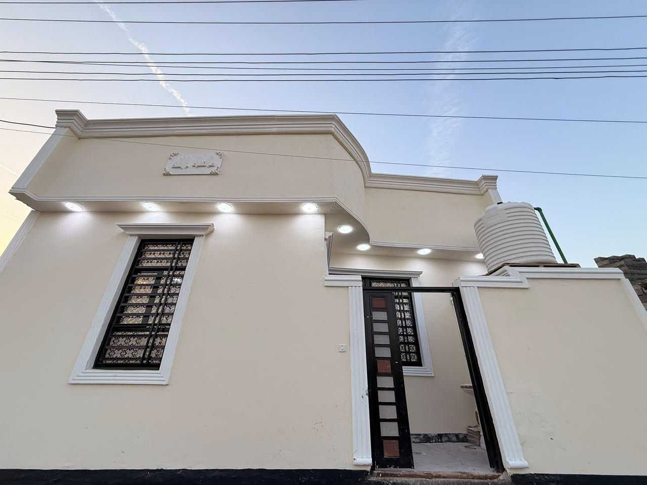 #سلام عليكم وسعد الله أوقاتكم ⁉️🤩 

#دار سكن للبيع بناء حديث 😍 

#المساحه 130 متر ركن 
#وعلى شارع تبليط 10 متر  و كافه الخدمات متوفره 

#يحتوي البيت على غرفتين نوم سويت و ديوان 
#و صاله 
و مناور 
و مطبخ 
و صحيات داخلي و خارجي بيت يخبل ماشاءالله 

#العنوان ببو الخصيب  منطقه كوت الحمداني على شارع تبليط 10 متر موقع راقي قريب على المحكمه

طابو صرف زراعي بأسم عراقي نموذج 25 راعي لارض موجود نفس 
المنطقه 

السعر 85 و قابل للتفاوض 
للاستفسار ***********
