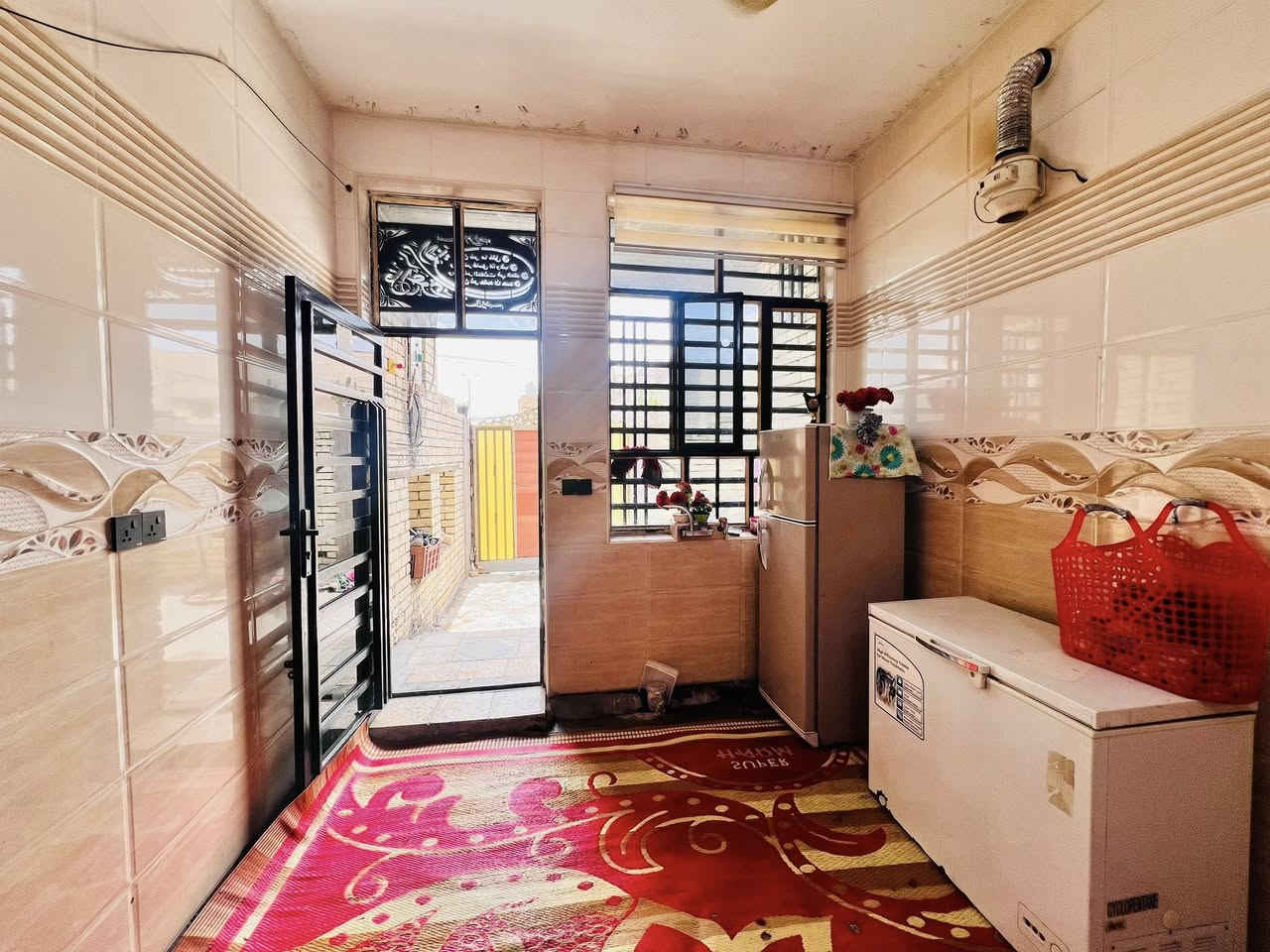 السلام عليكم بيت لبيع مساحه 150متر حي طارق نهايه الوسط قرب مولد بيت المري بيت بنيان حديث 2025استقبال ومطبخ وحمام داخلي وخارجي وغربين نوم كبار ومطبخ حار كبير ومنور مطلع ع اصاله الاستفسار *********** السعر 85
