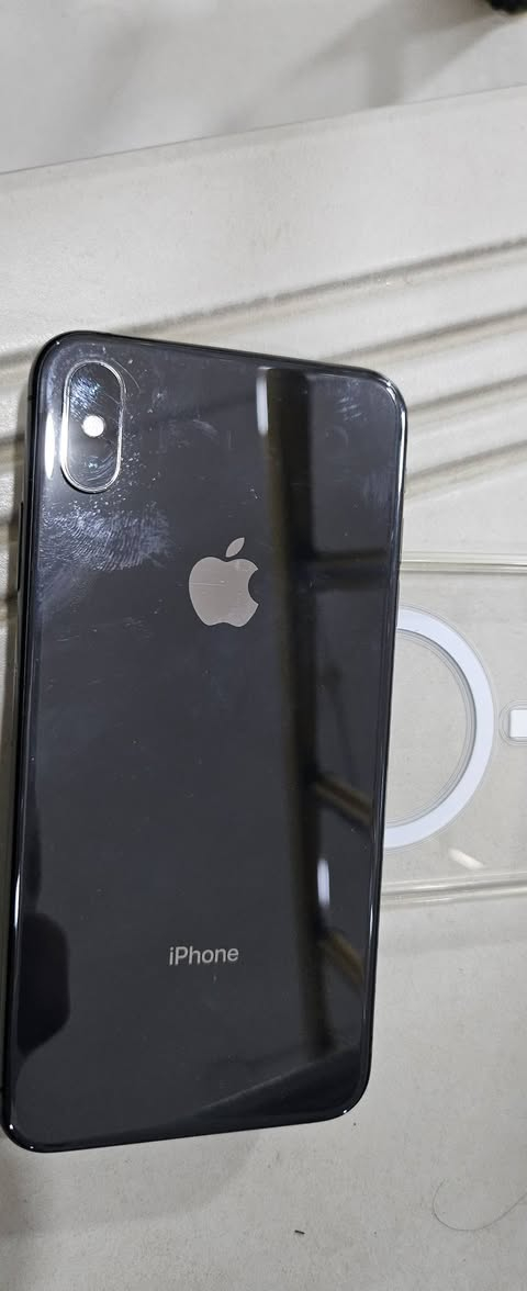 السلام عليكم آيفون اكس ماكس ذاكرة ٢٥٦ بصمه وجه واكفه اوبي خنه بسماعه لاستفسار ***********
