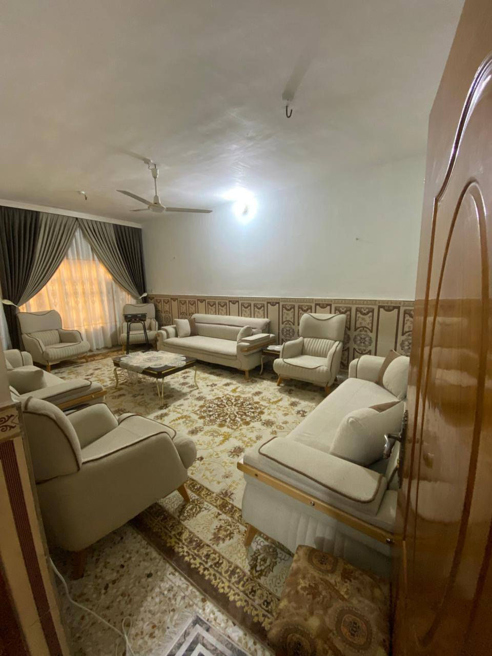 اعلان بيت للبيع مساحته 200 متر طابو زراعي سند 25   التفاصيل ثلاث غرف نوم وحده أرضيه واثنين طابق ثاني ثلاث مجمعات صحيه مناور عدد اثنين مطبخ واستقبال الضيوف السعر 190مليون وبي مجال إنشاء الله حي الصحه فرع الجامع علي الهادي قرب بيت ابو النسر الاستفسار اتصل ع ارقام التاليه 
         حسن الطائي 
       ***********
        ولاء ابوغدير 
       ***********
