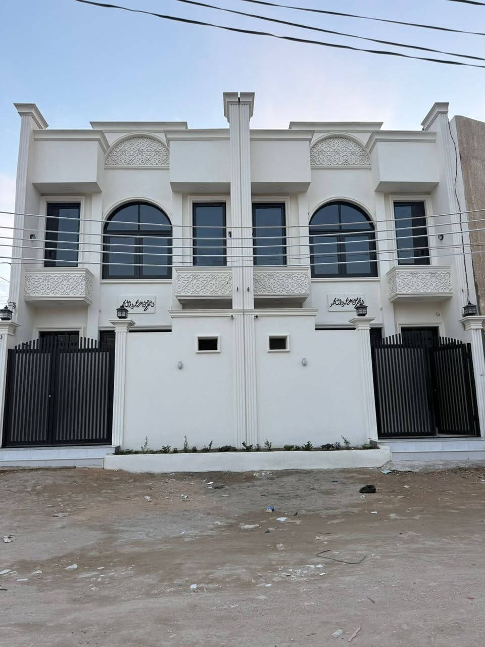 للبيع فقط
داران متجاورتان ينباعن سويه وينباع كل واحد وحده 
طابو صرف 
حي الاطارات 
رقم العقار 30
المساحة لكل دار 70 م 
الوجه 6.36 م
ونزال 11م 
كل دار يحتوي على استقبال 
وصالة ومطبخ وثلاث مجموعات صحية 
وثلاث غرف نوم كل غرفة قياس 6 في 3 
بناء جديد مامستعمل درجة اولى من كل النواحي 
للاستفسار
يرجى مراسلة الصفحة او الاتصال غلى الارقام التالية 
***********
***********
عنوان المكتب 
كربلاء . الانتفاضة الاولى
 نهاية شارع المخازن 
مقابل فلكة الساعة 
مكتب الزاوية لتجارة العقار
