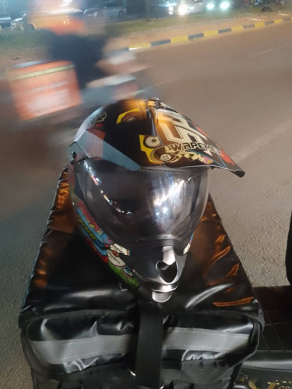 خوذة قفاز اصليه السعر 70 العنوان بغداد الغزاليه ***********
