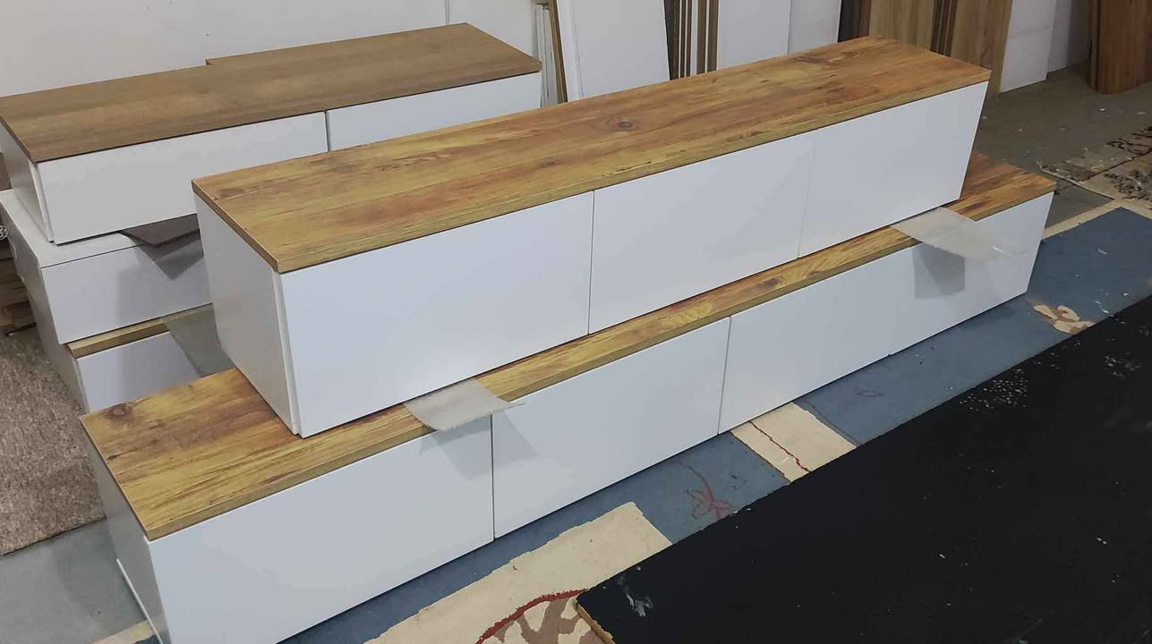 مێزی تیڤی بە ڕەنگی ساجی و سپی بە هەردوو شێوازی هەڵواسین یان قاچی هەبێت دوو مەتری نرخی 75 هەزارە
مەترو نیوی نرخی 60 هەزارە گڵۆپی لیدی پێوەیە و گەیاندن و هەڵواسین تەنها 5 هەزارە بۆ ناو شاری سلێمانی لە بەکرەجۆم
*********** السليمانية, العراق
