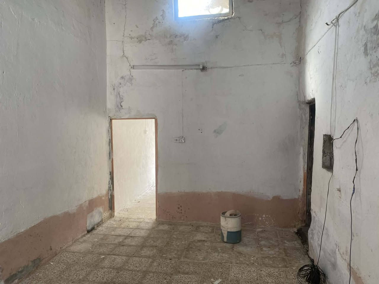 دار زراعي للبيع كوفه حي الصدر الثالث ٧٠ متر يحتوي على غرفه وصاله ومطبخ وصحيات داخليه وخارجيه وباب خلفيه وباب أماميه السعر ١٥ وبي مجال ***********
