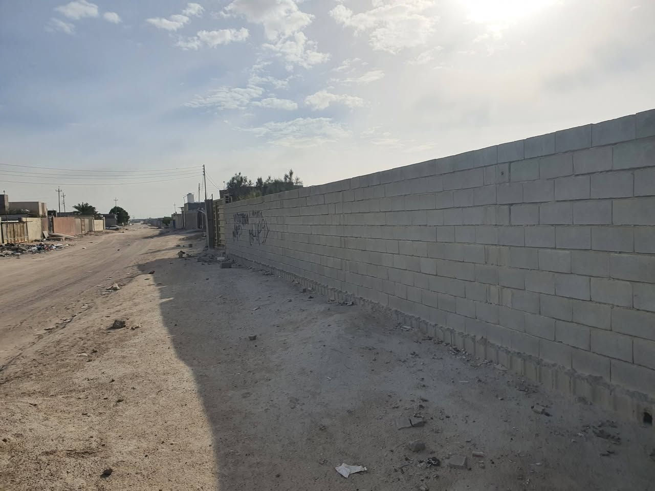 دونم زراعي للبيع والمراوس موقع تجاري وسكني مسيج كامل مع بوابه الزبير المكصب شارع ابو عكاب الجشعم عرض الشارع 35 متر على اساس يتبلط خدمات متوفره كهرباء وماء بس تشارك السعر 60 مليون بيه مجال ***********
