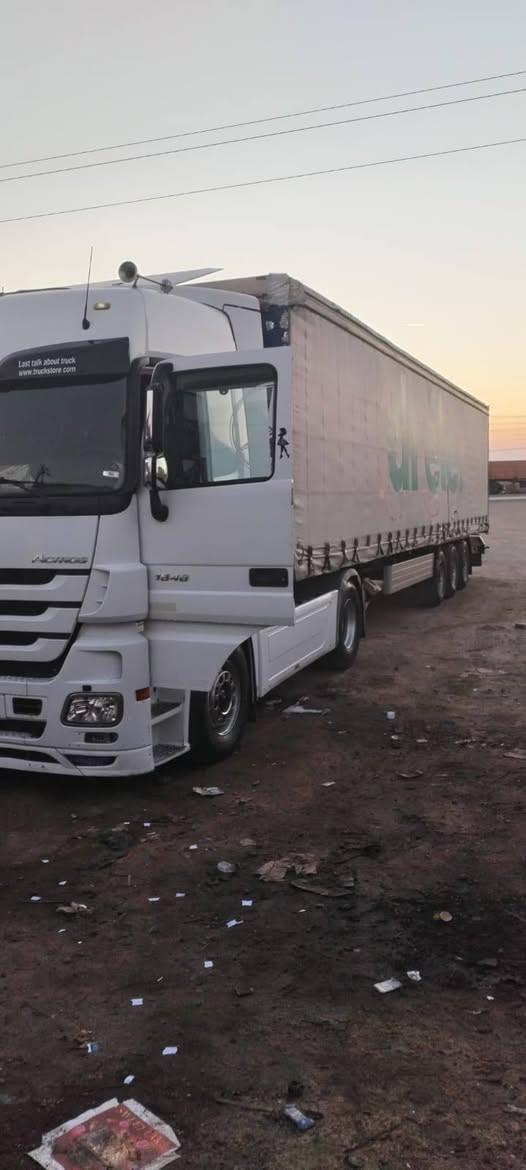 كتروس2009البيع
فول1ع1
كامره حساس 
ثلاجه رتايدر
هو رنات زنون سقف
حاكيه فول فول سياره 
تخم تاير جاهزه للشغل
حجم48/18
***********  حسين سيدمزيد
