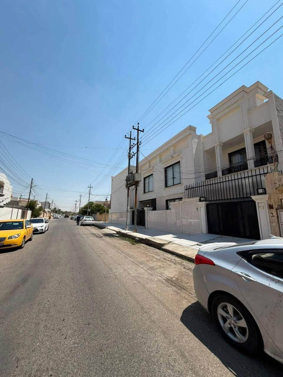 🏡 بيت مميز للبيع – حي المشراق / الزهور

📍 الموقع: قرب جامع أبو حنيفة، على شارع بعرض 20 متر.

📐 المساحة: 125 م²
📏 الواجهة: 5 متر
🚪 مدخلان للبيت

✨ بناء حديث 2024 (فول بناء) – تشطيب مرتب وجاهز للسكن.

🔹 الطابق الأول:
▪️ غرفة نوم
▪️ هول
▪️ استقبال
▪️ مطبخ
▪️ صحيات داخلية وخارجية
▪️ كراج

🔹 الطابق الثاني:
▪️ غرفتا نوم (إحداهما ماستر سويت)
▪️ هول
▪️ صحيات

⭐ المميزات:
✔️ موقع مميز ومطلوب.
✔️ شارع بعرض 20 متر.
✔️ بناء حديث وتشطيب أنيق.
✔️ مناسب للسكن العائلي أو للاستثمار.

📞 للاستفسار والمعاينة:
***********
***********

📲 قناة التليجرام لمعرفة الأسعار وأحدث العروض العقارية:
https://t.me/+CvAR_-mqjcM2N2M6

📍 مكتب السنبلة للاستثمار العقاري
ثقتكم أساس نجاحنا.
#عقارات_الموصل_للبيع 
#عقارات_للبيع_موصل 
#بيع_و_شراء_عقارات_عقار 
#عقارات_الموصل 
#الزهور_كولدن_مول_الموصل
