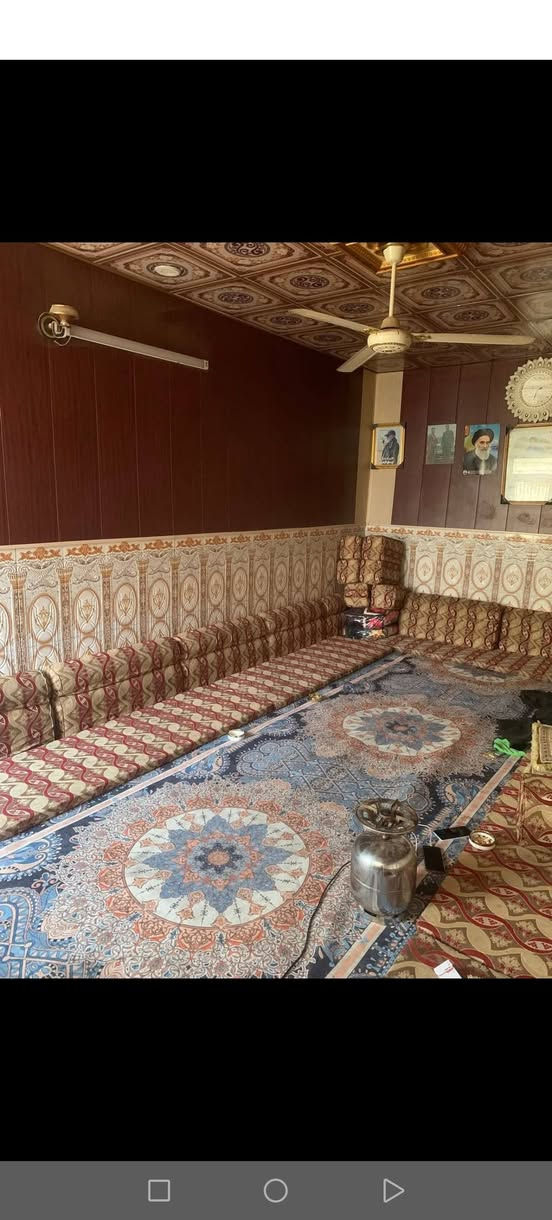 سلام عليكم بيت للبيع شارع المعمل القديم قرب محطه حجي وحيد 3غرف ومطبخ وصاله وبراني وطارمه هم صحيات بيت كامل من كلشي السعر 22  رقم الهاتف '***********
