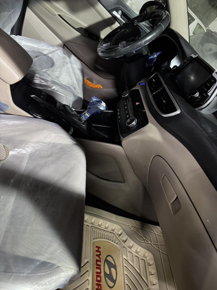 السلام عليكم توسان2020
خليجي شركة الكاصد 
رقم بغداد انكليزي
كشنات كهربائي 
مري شفط 
اشاير بالمري 
كامرة 
حساس اماميً خلفي 
تبريد قطعتين 
تحكمات ستيرن ٣ وظعيات للقيادة 
شاشة كار بلي 
شاحن واير ليس
هند بريك بالرجل
بصمة تشغيل وابواب 
ماشية76ألف 
السيارة مكفوله من صبغ
وبارد
رقم تلفون ***********
