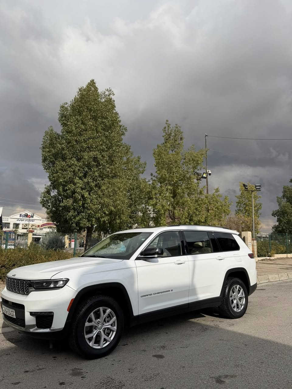 السلام عليكم 
جيب كراند شيروكي L  موديل 2021 
السيارة 7 راكب فول ١/١ لمتدد 🔥

لون ابيض داخل بيجي 
السيارة ع ايد وحدة من امريكا لحد الان 
ماشية ١٧ الف ميل من امريكا وحالياً ماشية ٣٣ الف 
جديدة جداً بحالة الوكالة 🔥

فول السيارة معروفة مواصفات اللمتدد 
شاشة / كامرة / بصمة / بانوراما / كامرة داخلية / داخل بيجي / كراسي كهرباء تدفئة / الكراسي الخلفية منفصل /  ٣ قطع تبريد / جنطة كهرباء 
فول مواصفات شباب معروفة مواصفات الجيب 

حادث السيارة 
بنيد فقط صبغ بدون ايرباك بدون كلشي 
كير مكينة تبريد كفالة عامة 

مكان السيارة حي البنوك / شارع الكنيسة 
اي استفسار اتصل ع الرقم وتدللون حبايب 
***********
