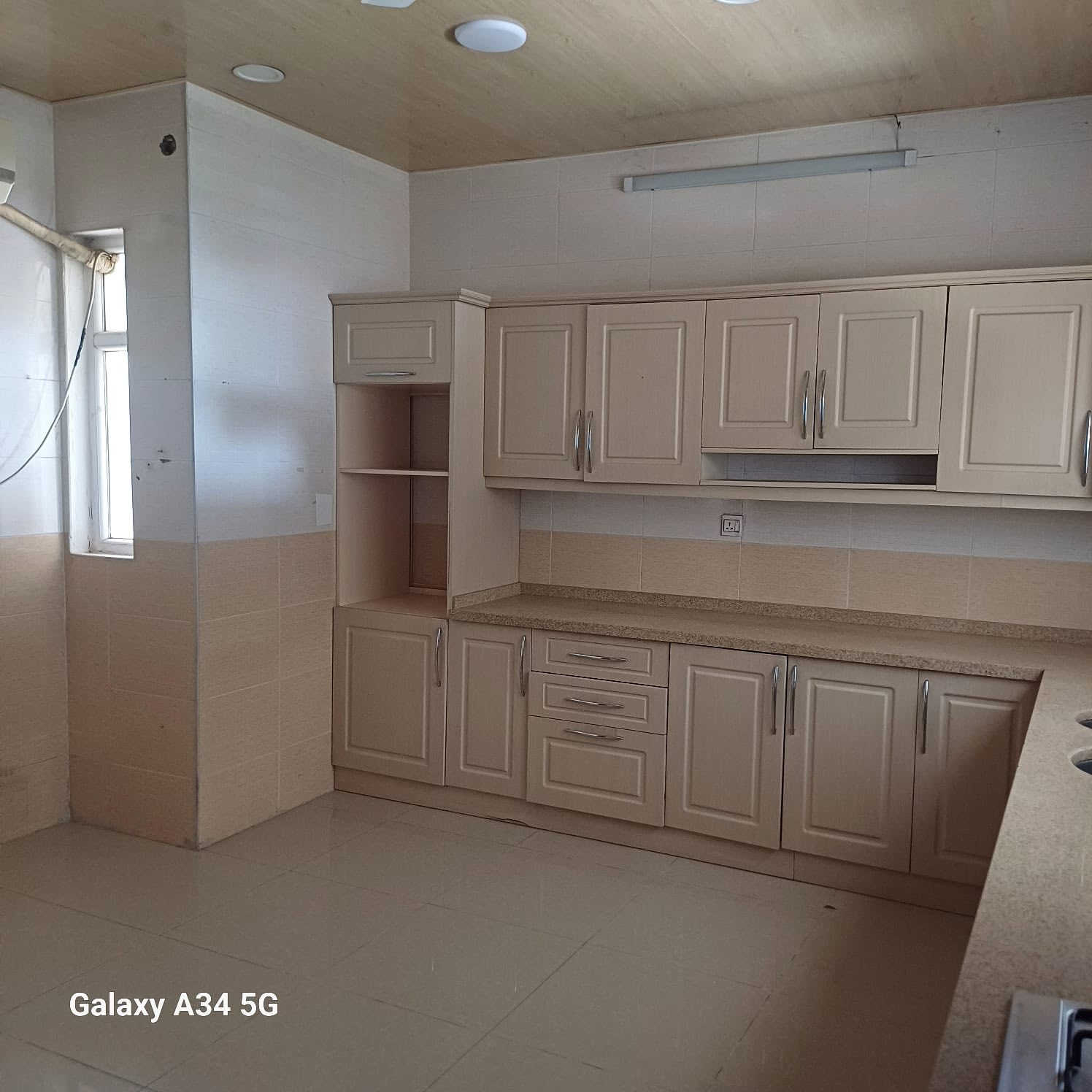 بيت مجمع بانك ستي...للبيع 
مساحة ٣١٥. متر 
طابقين .. ٤ غرفة نوم.. حمام ٢.  طابق اول .. استقبال..وهول.. ومخزن.. مطبخ كبير ..  كاونتر ..البيت بي سبالت. 
طابق. الاول..  ٢ غرفة نوم. حمام. ومطبخ. وهول..  
وحديقة. وكراج
***********
***********
