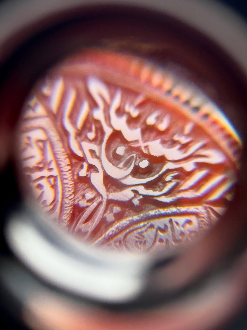 ♦️الفاخر من العقيق اليماني الأحمر المزعفر
قطعة استثنائية تجمع بين جمال الحجر وروعة النقش

♦️يتوسطه نقش يدوي دقيق يحمل لمسة الخطاط المميز فاروق

♦️تفاصيل النقش

💎البسملة بارجست

💎المدار الاول

 إنّـي أريد أمانا يا ابـن فاطمة .. مستمسكاً بيـدي مـن طـارق الزمـنِ* *مـن فاطـم وبنيهـا ثـم والدهــا .. والمرتضى حيدرٌ أعني أبا الحسنِ

💎المدار الثاني

اسماء الائمة

♦️حيث تتداخل الحروف بانسيابية داخل إطار دائري مليء بالتفاصيل الدقيقة التي تعكس مهارة عالية في فن نقش الأحجار الكريمة

♦️أما الصياغة فهي صياغة يدوية متقنة يحيط بالحجر بشكل تاجي أنيق يمنحه حضورًا قويًا وهيبة واضحة على الإصبع

قطعة تجمع بين:
✨ أصالة العقيق اليماني
✨ دقة النقش اليدوي
✨ فخامة الصياغة 

💎خاتم يليق بمن يبحث عن التميز والقطع النادرة


**إذا كنت صاحب هذا الإعلان وتريد حذفه لأي سبب، رجاءا أرسل رسالة إلى الدعم الفني**