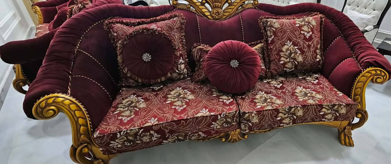 السلام عليكم 
تخم استقبال للبيع نضافتة ١٠٠% تجي وتشوف بعينك( ١٠ مقعد
٢ كبار ٤ زغار وطبله وسطيه ) السعر مليون ونص وبيه مجال للاستفسار الاتصال على الرقم *********** المكان حي الجامعة
