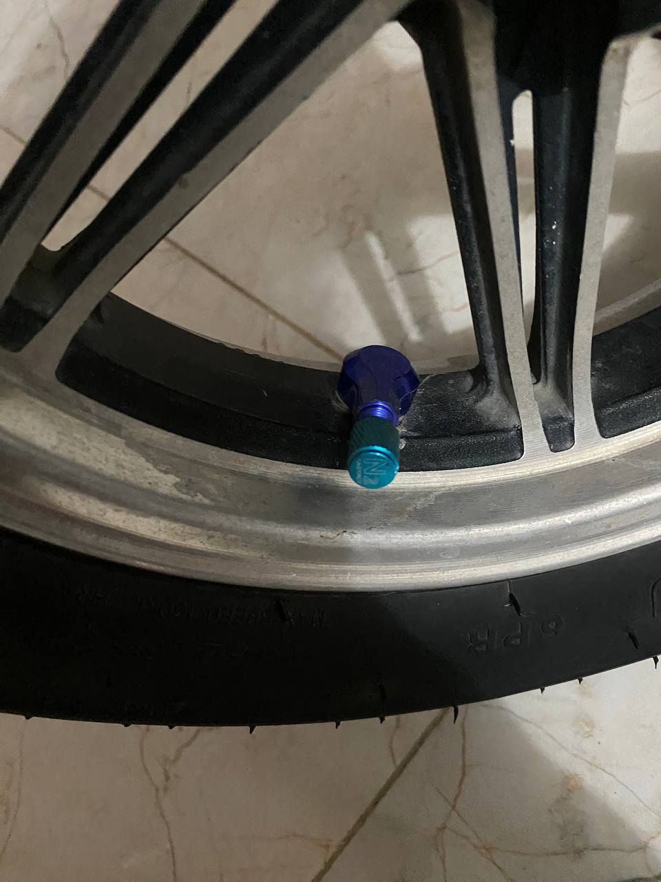 سلام عليكم لكدام اكلك  ما  تعرف اسعار النضيف لا طب وتراسل ويل نجمه نضيف كلش بمعنه الكلمه تايرات جلاتين بي اصلي وقصب تزويد وكيلو متر شغال بريك بل مكان ما بي اي عيب مكاني دوانيه حي العسكري *********** موجود توصيل كل محافضات العراق
