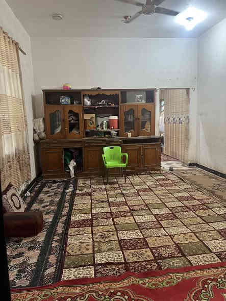 السلام عليكم بيت للبيع منطقة الصخيين نزلت حسينية الامام الغائب المساحه 300م متكون من غرفتين وصاله واستقبال ومطبخ وكراج السعر((95مليون))وبي مجال قليل للاستفسار اكثر الاتصال ؏ رقم صاحب البيت ***********
