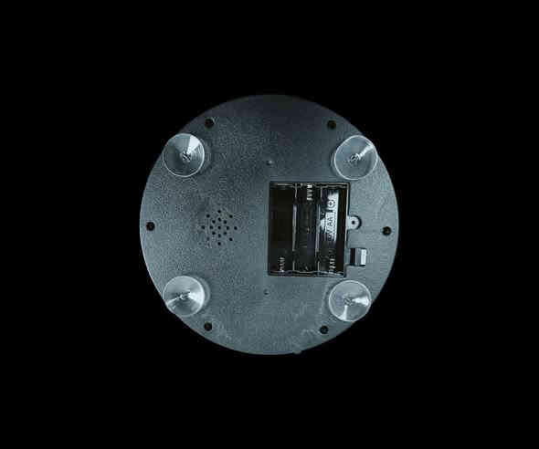 لعبة جهاز كشف الكذب – المتعة والإثارة في كل سؤال!
السعر: 18 الف 
توصيل لجميع المحافظات 
رقم لتواصل: ***********
الاستخدامات:

لعبة جماعية ممتعة للتحدي بين الأصدقاء والعائلة.

مثالية لحفلات السهرات والتجمعات لإضافة أجواء من المرح والضحك.

مناسبة للألعاب التفاعلية مع الأطفال والكبار (فوق 12 سنة).

تساعد على كسر الروتين وخلق أجواء مليئة بالمفاجآت.

المميزات:

تصميم عصري مع أضواء LED ومؤشرات لقياس مستوى "الكذب".

وضعين للعب:

1. الوضع الكهربائي (Current Mode): يعطي صدمة كهربائية خفيفة عند الكذب.
2. وضع الاهتزاز (Vibration Mode): يهتز بقوة عند اكتشاف الكذب.

صوت وموسيقى لإضافة جو من الترقب والتشويق.

مزود بأشرطة تثبيت لضمان ثبات اليد أثناء اللعبة.

يعمل ببطاريات 3 × AA (غير مرفقة).

محتويات الصندوق:

جهاز كشف الكذب.

دليل استخدام يوضح خطوات التشغيل.

غلاف مقاس: 23 × 18 × 10 سم.

ملاحظات:

اللعبة للتسلية فقط وليست جهازًا علميًا دقيقًا.

غير مناسب للأطفال تحت 3 سنوات لاحتوائه على أجزاء صغيرة.

غير مناسب للأشخاص الذين يعانون من أمراض القلب أو ارتفاع ضغط الدم.

يجب استخدامه بحذر، والتقيد بالتعليمات المرفقة.
