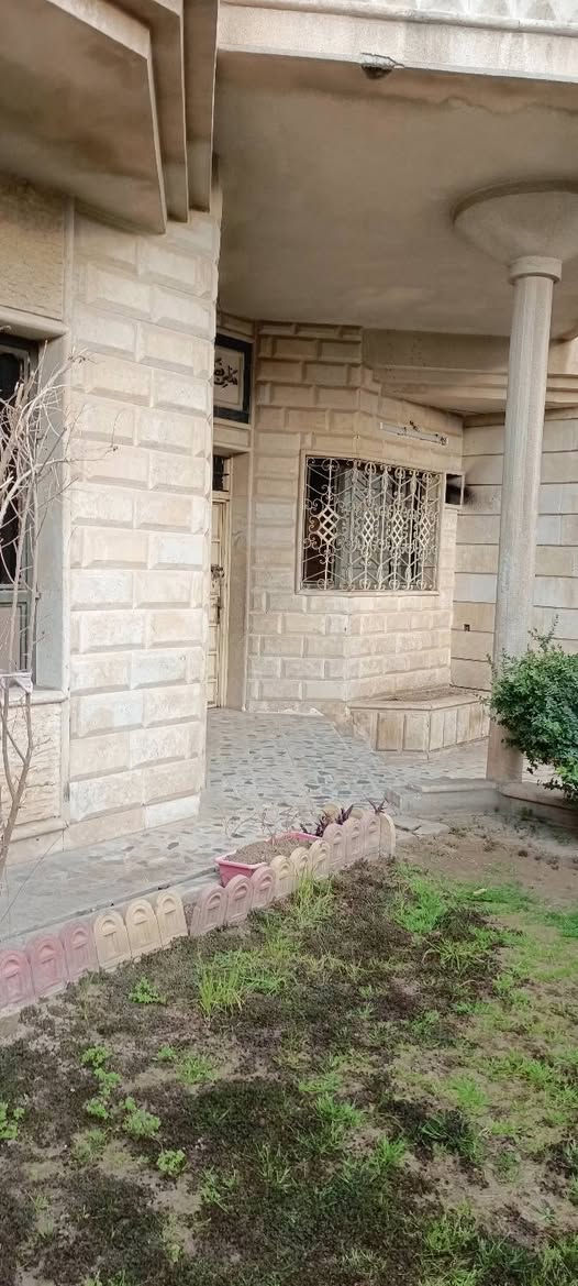 دار للايجار حي سومر بالقرب من 
افران آيات مساحة الدار 200متر 
غرفتين نوم هول حمام مطبخ استقبال 
حديقه كراج سياره 
للاستفسار الاتصال على الرقم 
 ***********5
