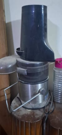 عصارة فواكه • نظيفة ١٠٠ب١٠٠ • توصيل مجاني