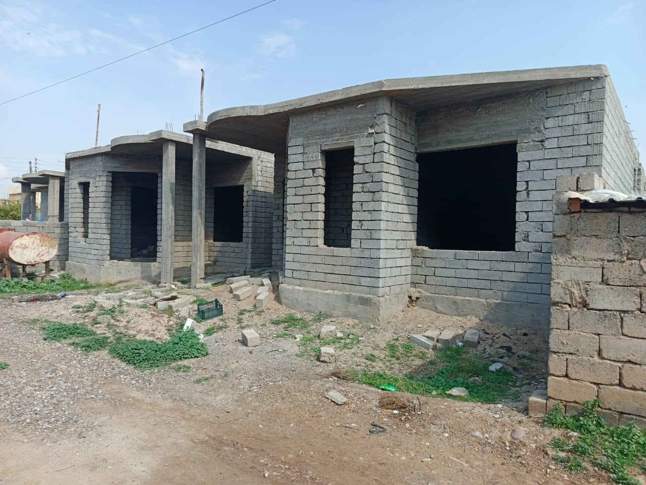 السلام عليكم بيتين للبيع
مساحة ٤٠٠ كامل كل بيت ٢٠٠ المكان قريب على علوه المخضر ب شارع حسون الشبيب
متكون البيت من.. غرفتين ممر وحمام ومطبخ و هول وربعه وكندور 
للاستفسار ***********
