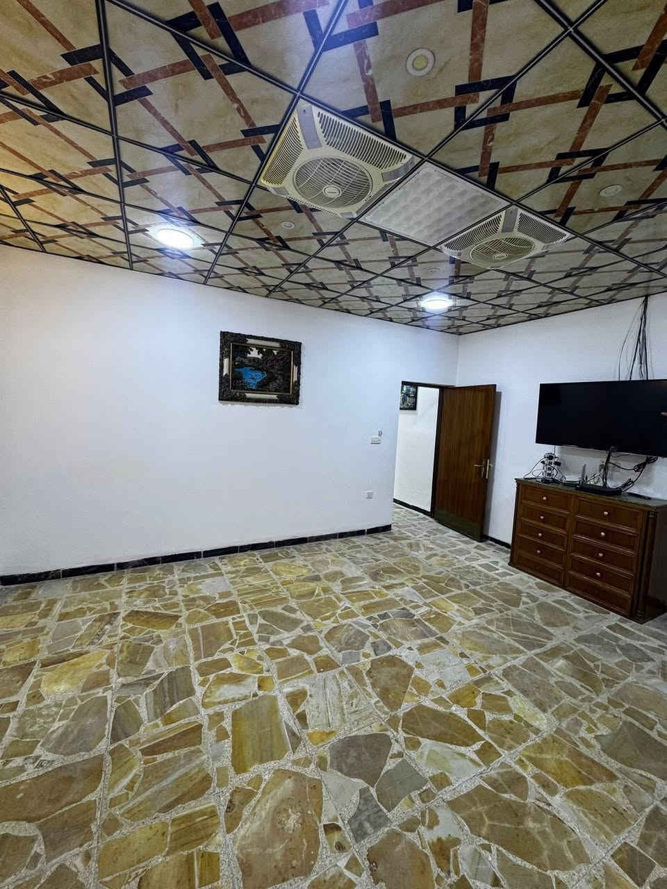 🏡  لـلايـجـار دور فـي الـكـرادة 

📍الـعـنـوان : الكرادة داخل قرب شارع العطار

▪️الـمـسـاحـة الـعـقـار الـواحـد : - 100 متر 

يحتوي كل عقار على 3 غرف وصالة و صحيات و كراج و مخزن 
 
للاستفسار والاتصال
***********
نستقبل كافة العروض السكنية والتجارية
