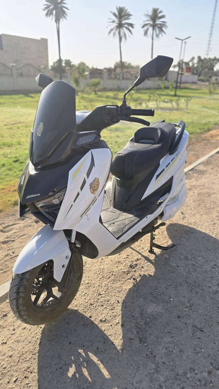 للبيع دراجة T-MAX لون أبيض، مواصفات فول، بطارية 35 أمبير ونظام 3 سرعات،
 بحالة ممتازة جداً.
مقعد (كرسي) طبي ومريح جداً مقسم لراحتك وراحة الراكب الخلفي
 بطارية 35 أمبير
 نظام 3 سرعات
 فرامل (بريك) خلفية
 شاشة رقمية
الإضاءة: لايتات أمامية LED
 إنارة LED أمامية وخلفية
 مساحة تخزين تحت المقعد
 مرايا جانبيةصامتة تماماً،  (اشحن واطلع).
​خاصية الرجوع للخلف (بگ): مزودة بنظام حركة عكسية (Reverse) لتسهيل ركن الدراجة والتحكم بها في الأماكن الضيقة بضغطة زر.
​📋 حالة الدراجة: جديدة نظيفة جداً وبحالة ممتازة وجاهزة للاستخدام المباشر.
 
 تصميم رياضي عصري
 مدة الاستخدام: اسبوعين فقط 
 سبب البيع: ظرف خاص
 السعر: 1,400,000 دينار عراقي
بيها ضمان البطاريه مع الوصل


**إذا كنت صاحب هذا الإعلان وتريد حذفه لأي سبب، رجاءا أرسل رسالة إلى الدعم الفني**