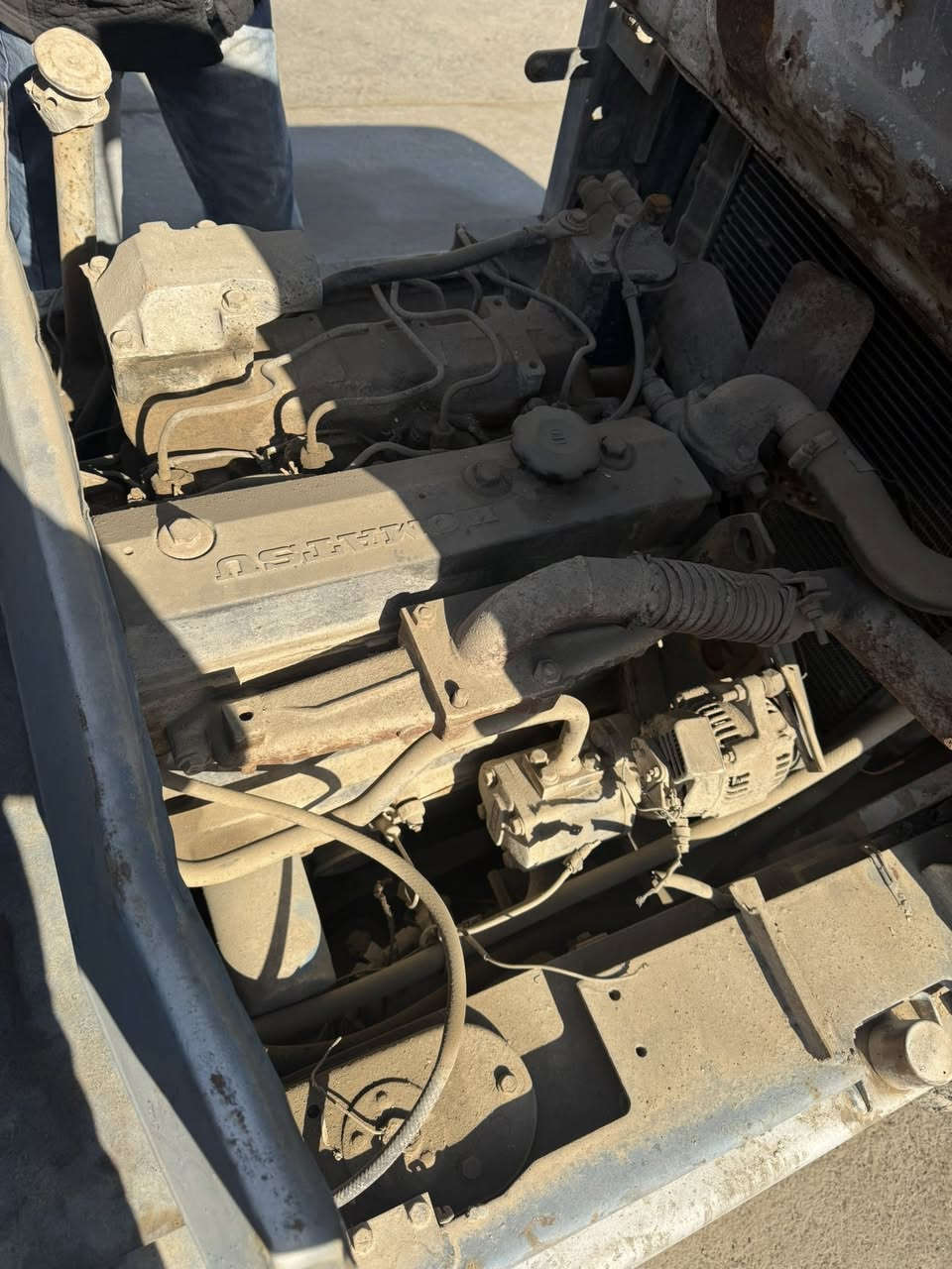 رافعه كوماتسو للبيع محرك شغال فقط متروكه للتواصل ***********
