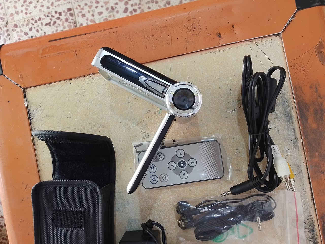 كامرة ديجيتال جديده مامستخدمه تصور فوتوغراف وفديو تبث على التلفزيون وياه ريمونت تشغيل وقرص تعريف ع الحاسبة السعر ٦٠ الف .علما سعره بالسوك ١٥٠ الف للاستفسار ***********
