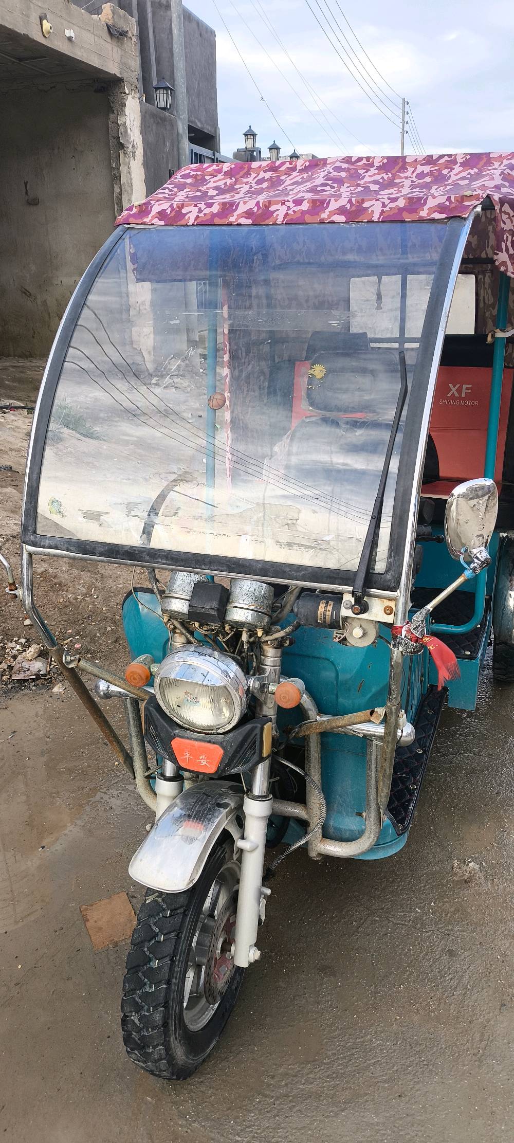 السلام عليكم تكتك بانزين اوراق مشروع وطني وقرصها واصل للمرور للبيع غراضها ستوته 5 گير سرعه 120 موديل 2023 اشتريتها من شركه جديده زيرو غير مستخدمه لكن لغرض الرغبه قررت ابيعها نظيفه جديده اشتريتها ب3مليون و100 ورايدها ب2 و800 استخدامي بس شهر لدراجه وشكلها كما موضح بالصور .
مكانها ذي قار قضاء الغراف