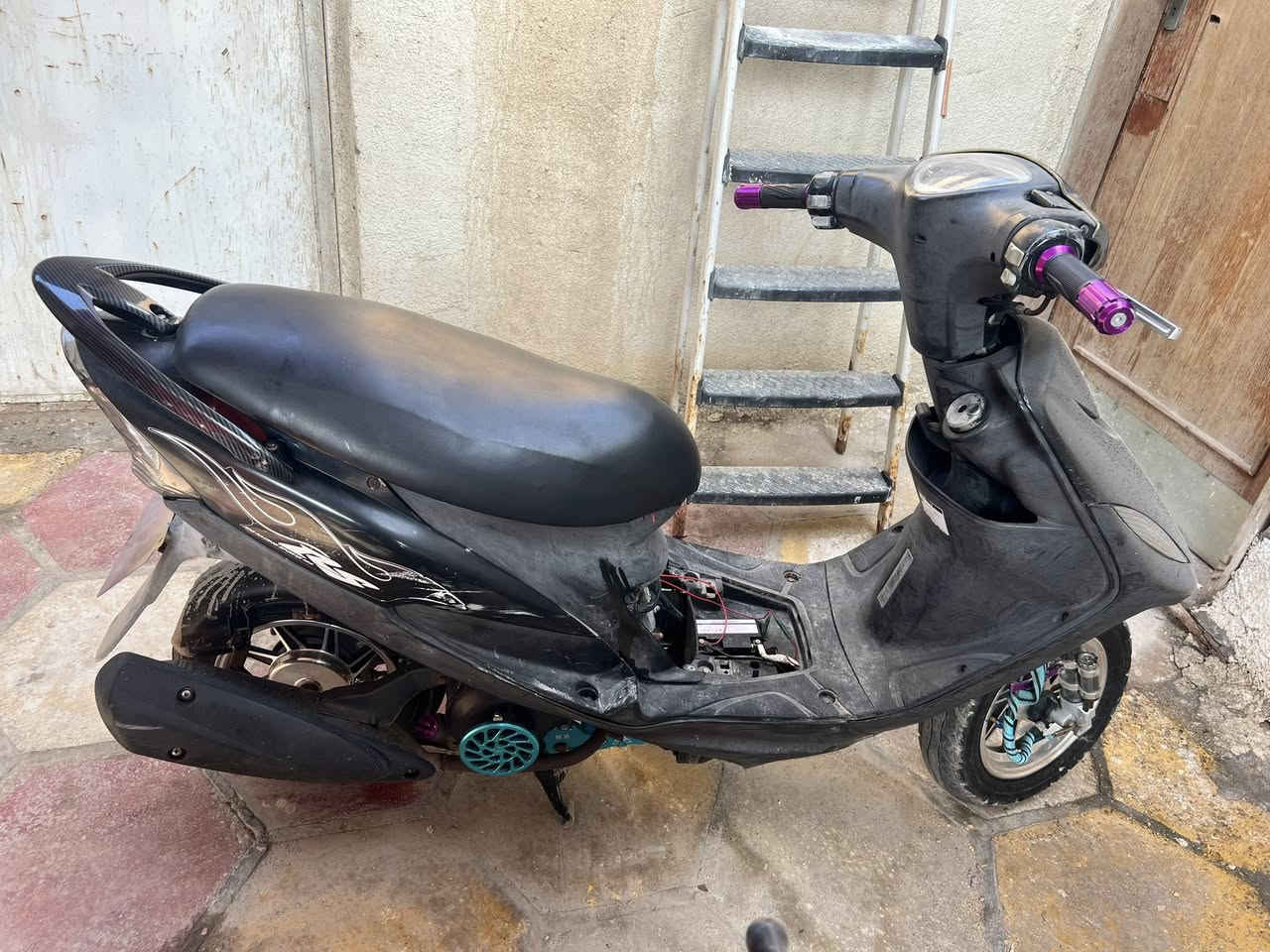 السلام عليكم دراجه ماكس عدله رمبه الدراجه ما مفتوحه وغراضها كلهن موجودات والوصل مال الشراء هم موجود ب الضافه سستم مال سماعات بلصندوك مسويهن رايدها ب٩٥٠ وبيها مجال قليل مكاني بصره جمهوريه ورقمي ***********
