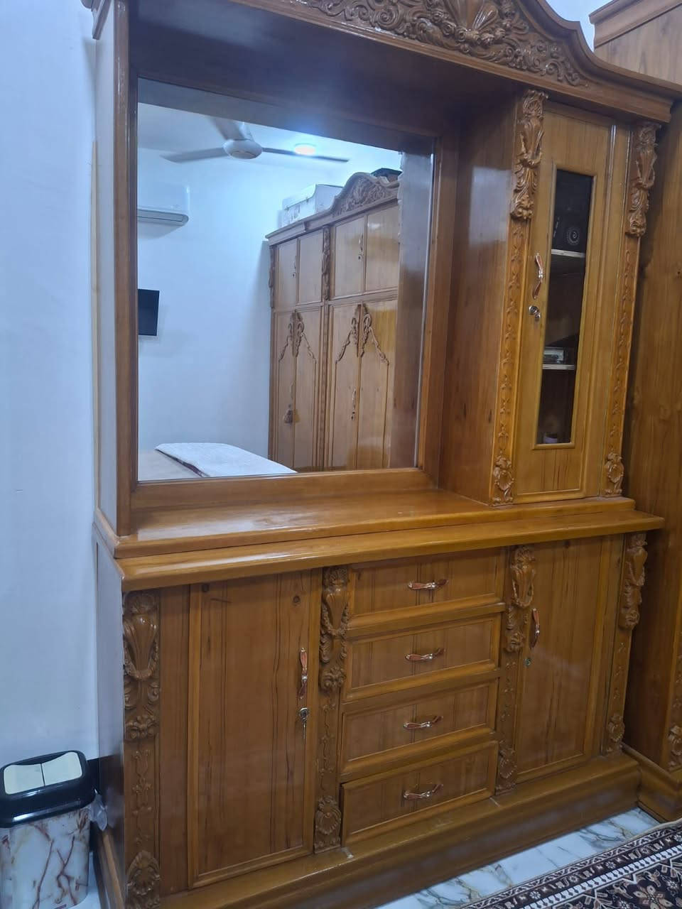 عندي غرفه اخشاب للبيع ام المسرح ما صار لي سته اشهر من ماخذها بعد جديده اللي حاب يتواصل على رقم التليفون 
***********
