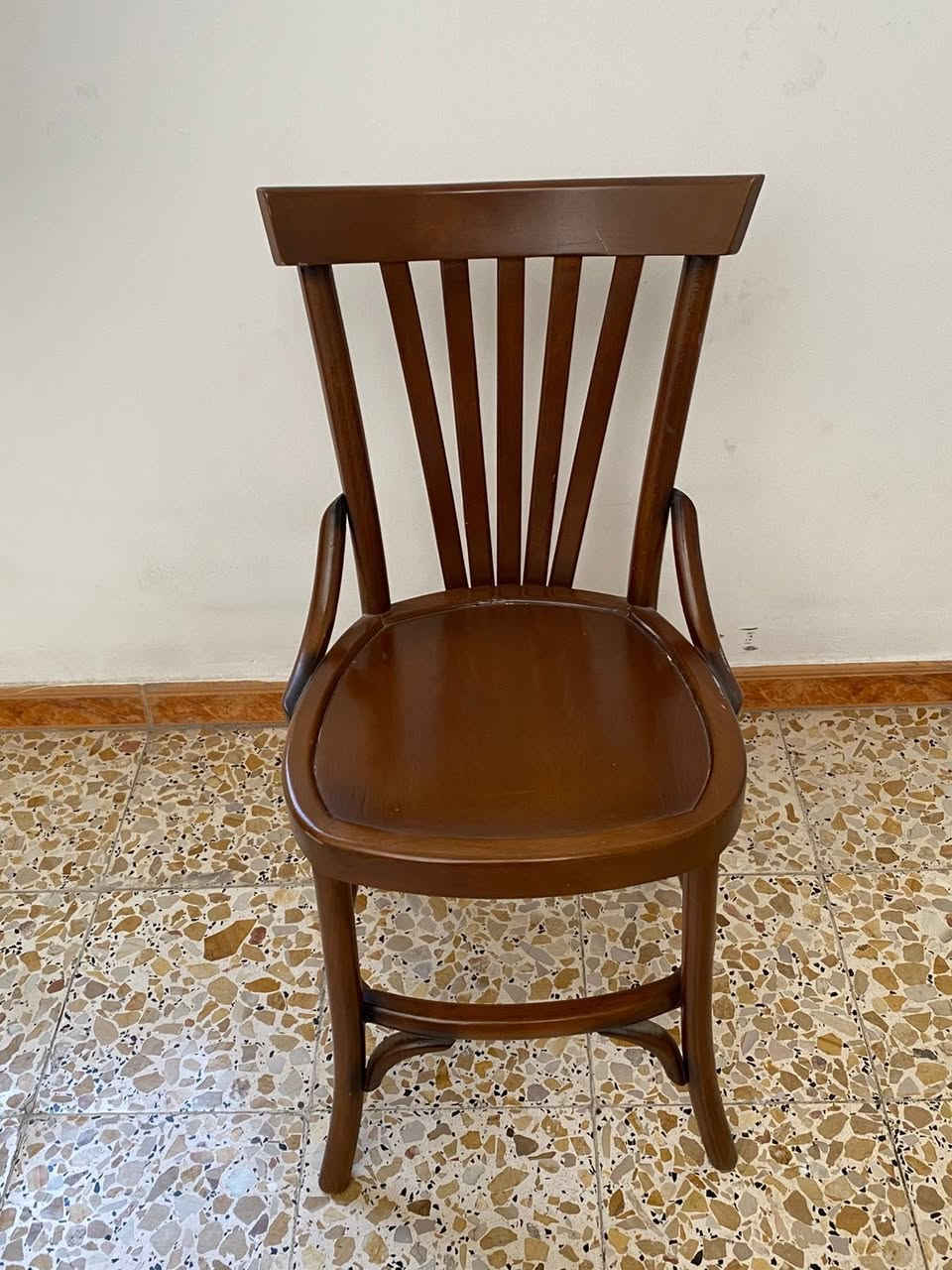 ميز طعام خشب صاج اصلي مع 4 كراسي ما مستخدم ابد السعر 250 الف وبي مجال للشراي الاتصال ع الرقم ***********
