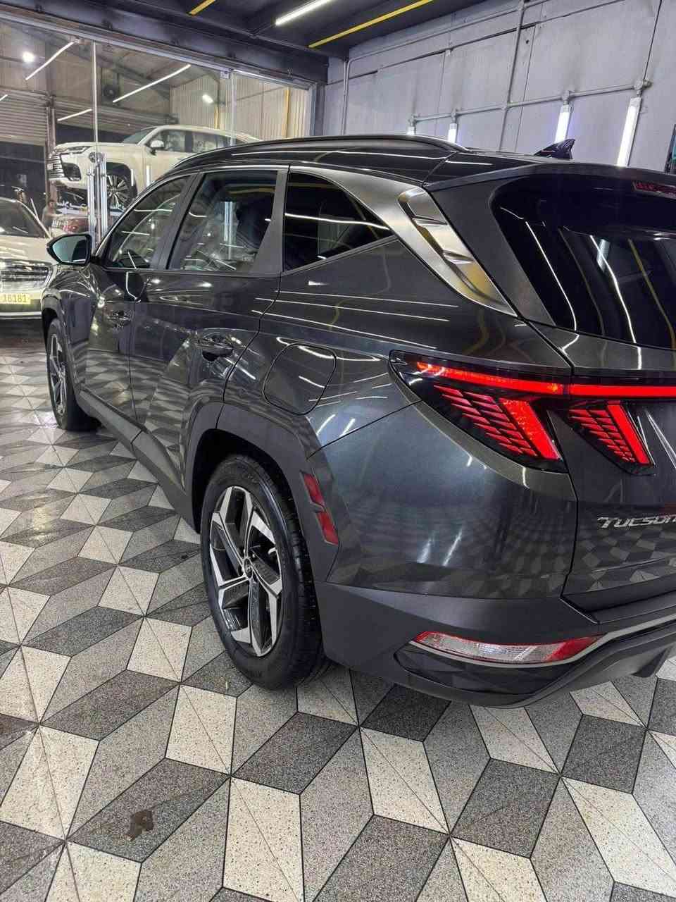 السلام عليكم 
توسان 2023 امريكي
حادثهة مرفوق وي الصور بنيد والجاملغ نفسهن راجعات شغل درجه اوله بدون ايرباك بدون شواصي ماشيه32الف 
مواصفات
محرك 2500
بصمه شتغيل بصمه ابواب 
تشغيل عن بعد 
صندوك كهربائي 
فتحه 
جلد 
كشنات تدفه
كشن السايق كهربائي 
اشاير بالمري 
رادار بالمري 
ثلاث انضمه قياده 
ترحيب ابواب 
تبريد بيانو
سايد بريك دكمه  الاستفسار *********** 
السعر 200وبيهة مجال بسيط بغداد, العراق
