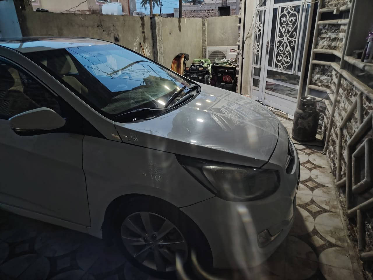 السلام عليكم ورحمة الله سياره اكسنت موديل 2014 خليجي للبيع السياره رقم بابل بأسمي سنوية الى 2030  فول مواصفات اشاير بالمري وبنوراما وكل نقص مابيها حداديه 70% بيها قطعه تبديل ونص قطعه صبغ بدون دواخل ماشيه 148 مكاني بابل مركز الحله السعررررر  102 وبيها مجال بسيط *********** متواجد واتساب
