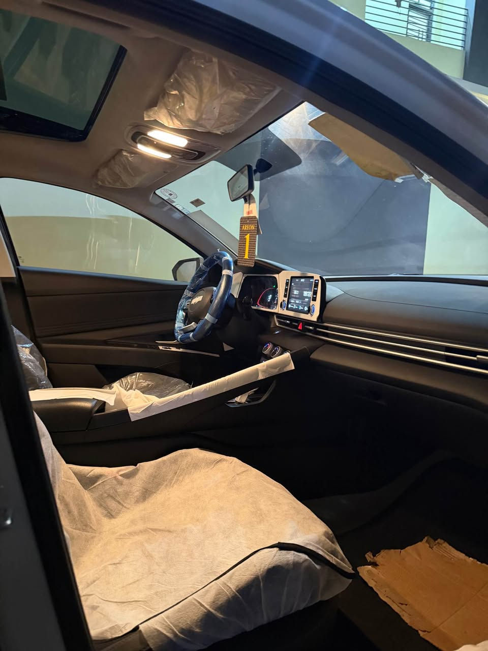 السلام عليكم  ورحمة الله وبركاته 
هيونداي النترا خليجي موديل 2025 ماعدا رصعة صغيره. جداً  مكينة دوش كفاله وكير كفالة
السيارة فول مواصفات ١/١ 
السيارة جديدة بمعنى الكلمة صارلي شهر من مشتريها خذيتها 169 زيرو 
السيارة حالياً ماشية 8 الاف km
مواصفات السيارة 
لد امامي
لد خلفي 
حساس امامي 
حساس خلفي 
كامرة خلفية ٣٦٠
فتحة سقف سلايد روم 
بصمة ابواب وبصمة تشغيل
بوجكتر ضباب 
لايت زنون بلاد ومتحرك مع الاستيرن 
مانع انزلاق 
تحديد مسار 
مانع تصادم 
رادار امامي خلفي وجوانب
كشنات جلد
كشنات تبريد 
كشنات تدفئة 
تبريد امامي
تبريد خلفي 
جام اوتو ٤ جام 
كشنات كهرباء 
مرايات طلي او شفط 
اشارة ترحيب 
صندوق خلفي كهربائي عند الاقتراب من السيارة 
علماً 
ستيكرات الوكالة كلها بيها ماشايل شي عدا كيس 
الويلكب وفابلون البنيد  السيارة على وضع الوكالة 
وبالعافية على الي ياخذها. 
مكان السيارة البصرة ياسين خريبط 
رقم اربيل الجديد تحويل او وكالة
السعر 158 وبيها مجال حك الجية 
رقم الهاتف *********** البصرة, العراق
